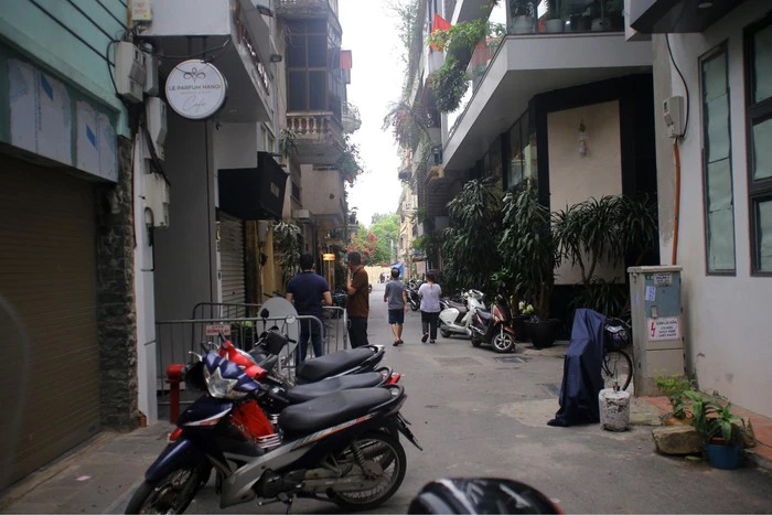 Nhân chứng bàng hoàng kể lại vụ sập mái nhà kính khiến 2 người tử vong ở Hà Nội-1