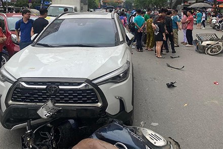 2 người bị thương do nữ tài xế gây tai nạn liên hoàn ở Hà Nội