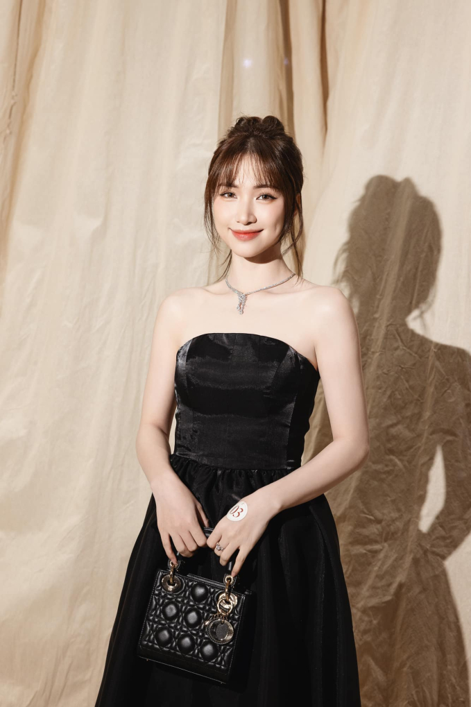 Hòa Minzy phân trần vụ thất hứa ở đám cưới Minh Tú, phản ứng khi bị netizen kém duyên chỉ trích điên mà tưởng hài-1