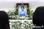 Lễ đưa tang Park Bo Ram: Mỹ nhân Kara gục khóc xót xa, nam ca sĩ Winner cùng dàn sao nghẹn ngào tiễn biệt-17