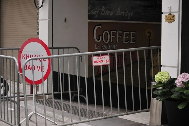 Vụ sập mái kính khiến 2 người tử vong ở Hà Nội: Người cha suy sụp, mong sớm đưa thi thể con trai về-2