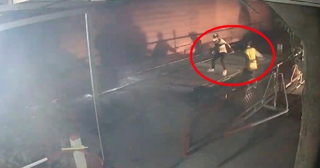 Clip nhân viên gác chắn cứu thanh niên lao đầu vào đoàn tàu-1