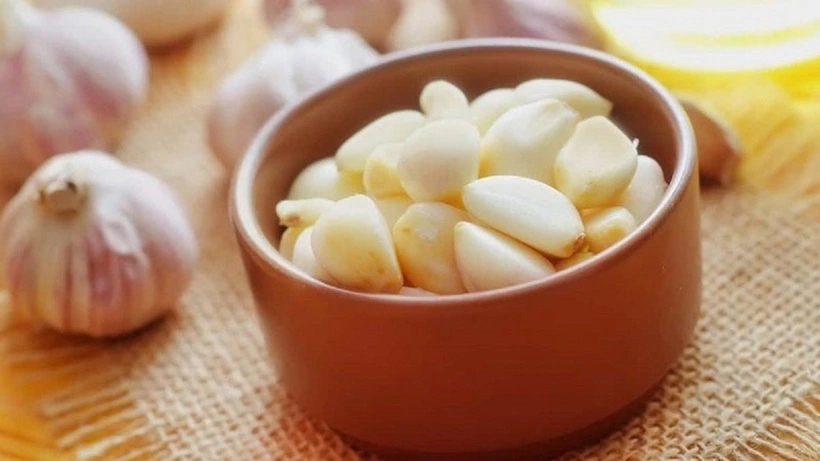 Bật mí tuyệt chiêu bóc vỏ tỏi nhanh như chớp mà không dây mùi-1