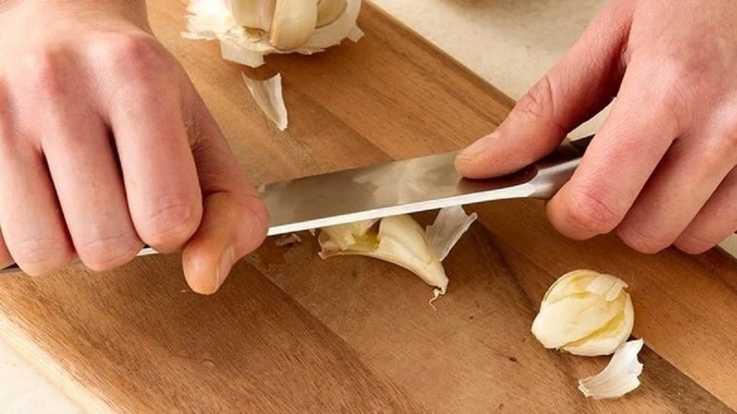 Bật mí tuyệt chiêu bóc vỏ tỏi nhanh như chớp mà không dây mùi-2