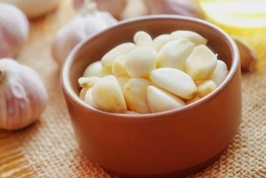 Bật mí tuyệt chiêu bóc vỏ tỏi nhanh như chớp mà không dây mùi