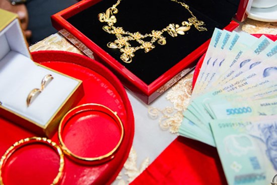 Nhà chồng tặng tôi vàng giả trong ngày cưới để 