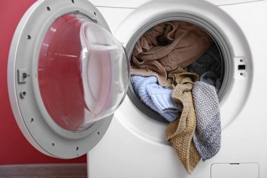 Mắc một sai lầm khi dùng máy giặt, người dùng than thở phơi quần áo mãi mà không khô