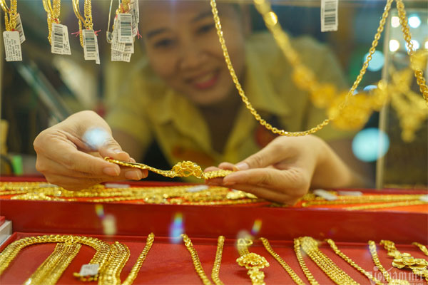 Giá vàng hôm nay 17/4/2024 chao đảo trên đỉnh cao lịch sử, SJC chỉ tăng nhẹ-2