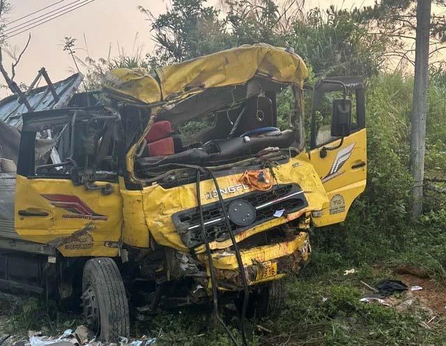 Lật xe tải trên đèo Lò Xo, 2 người chết kẹt trong cabin-2