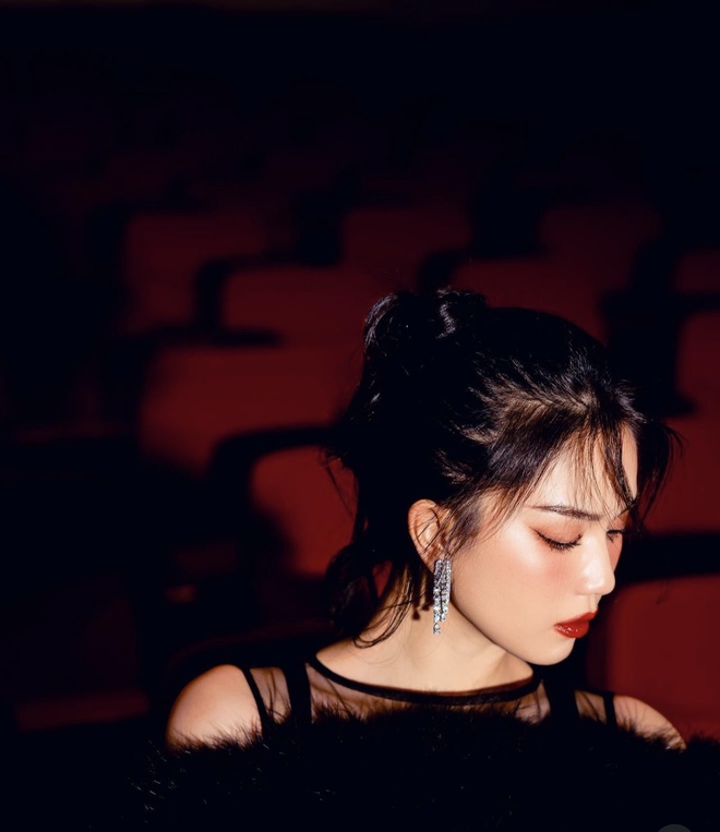 Ngọc Trinh gợi cảm trở lại: Diện đầm xuyên thấu hở bạo, body đúng là miễn chê!-6