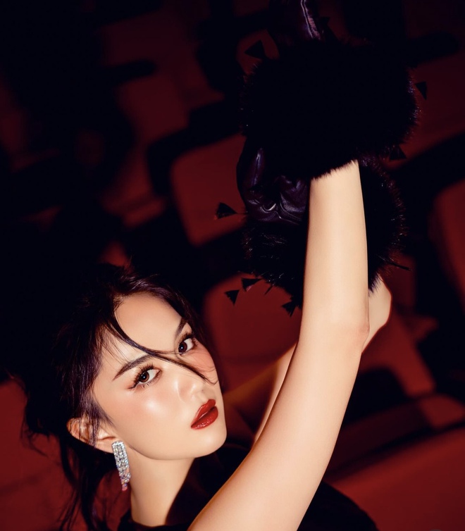 Ngọc Trinh gợi cảm trở lại: Diện đầm xuyên thấu hở bạo, body đúng là miễn chê!-5