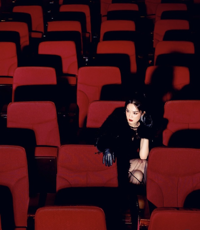 Ngọc Trinh gợi cảm trở lại: Diện đầm xuyên thấu hở bạo, body đúng là miễn chê!-8