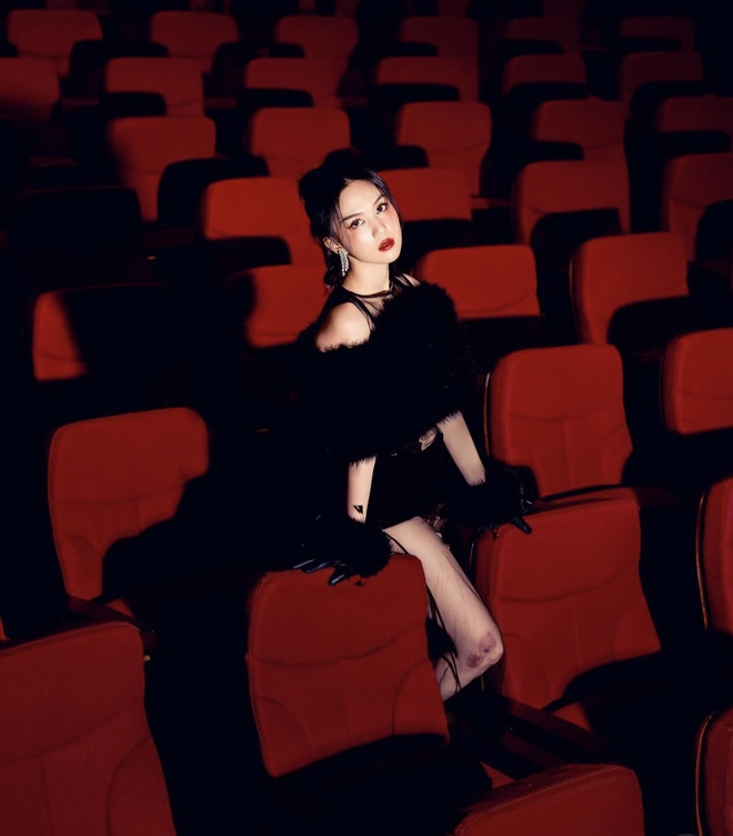 Ngọc Trinh gợi cảm trở lại: Diện đầm xuyên thấu hở bạo, body đúng là miễn chê!-9