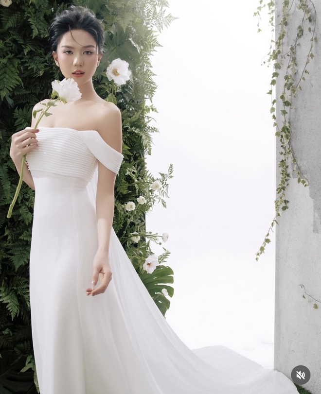 Ngọc Trinh gợi cảm trở lại: Diện đầm xuyên thấu hở bạo, body đúng là miễn chê!-14