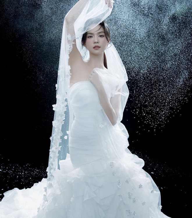 Ngọc Trinh gợi cảm trở lại: Diện đầm xuyên thấu hở bạo, body đúng là miễn chê!-13