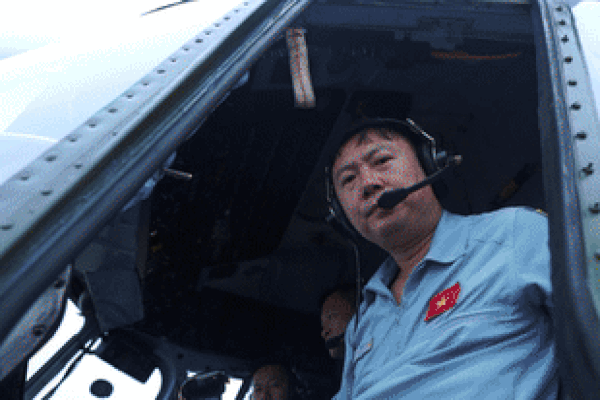 Xem phi đội máy bay tập luyện treo cờ chào mừng 70 năm chiến thắng Điện Biên Phủ