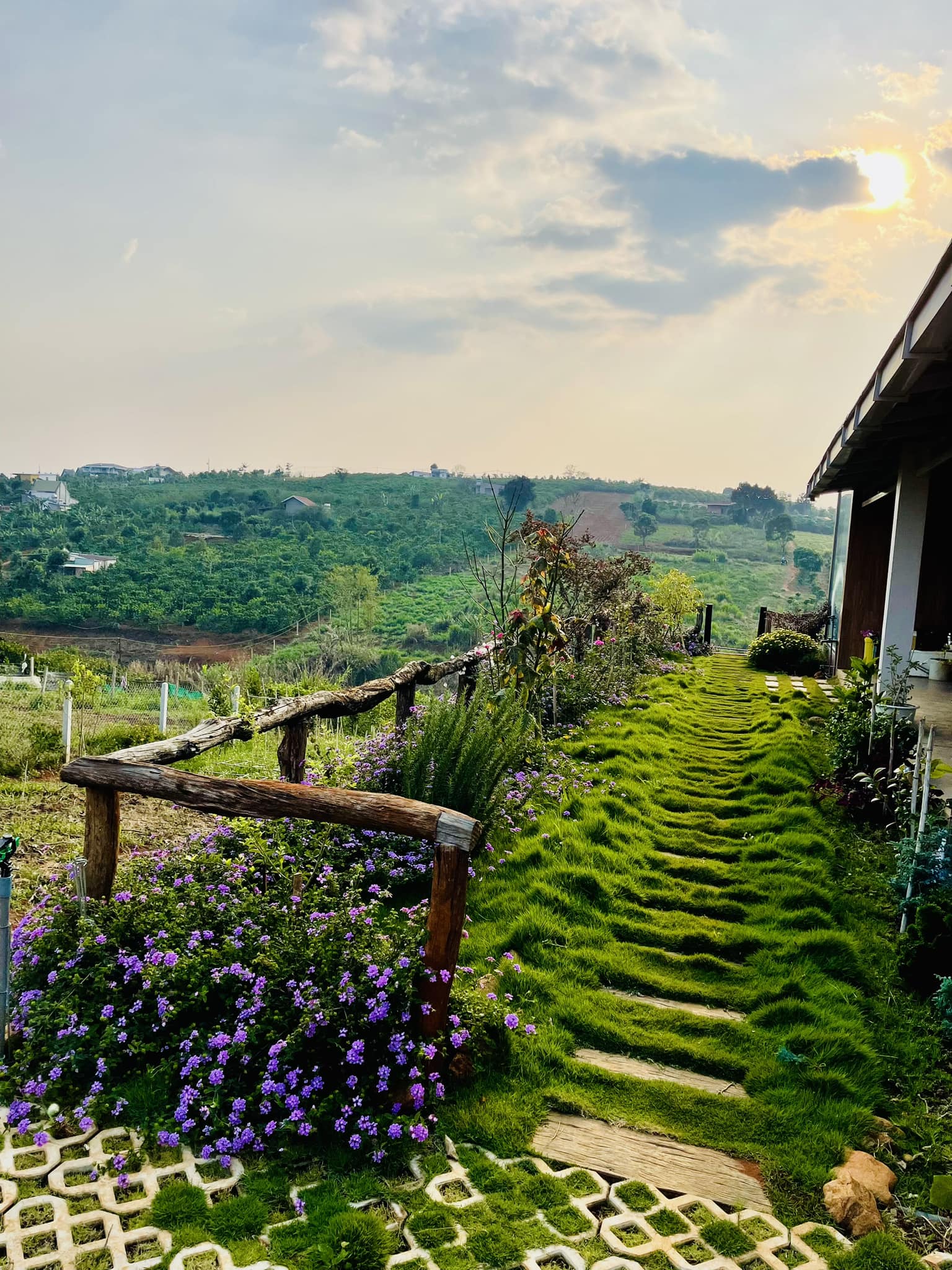 Nữ ca sĩ bỏ phố về rừng, thoát bệnh trầm cảm nhờ sống xanh cùng chồng nhạc sĩ trong nhà vườn 2.000m2-10