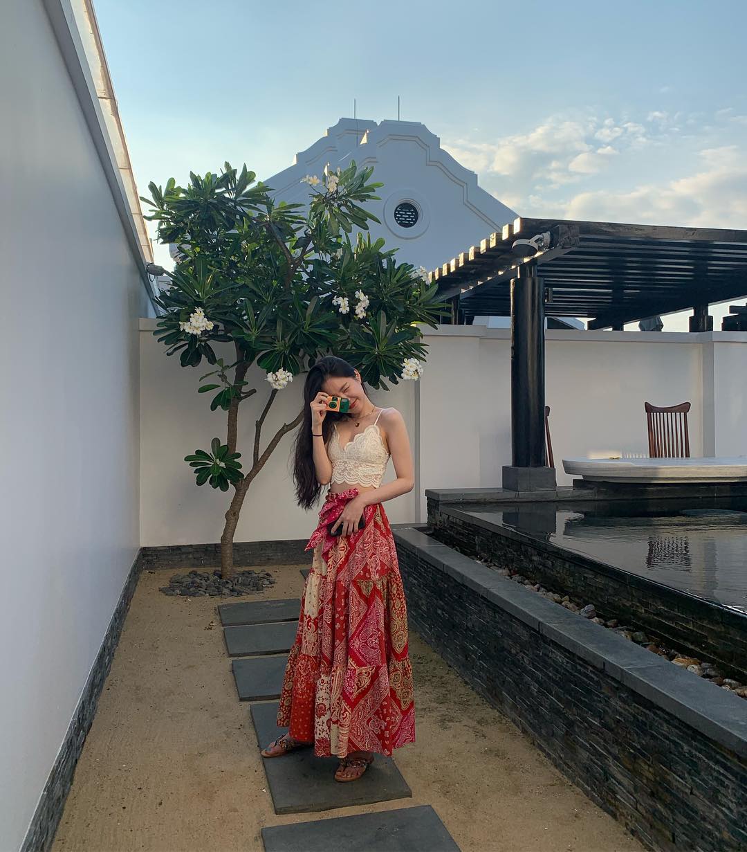 10 cách mặc chân váy giúp phong cách đi du lịch nổi bật hơn-2