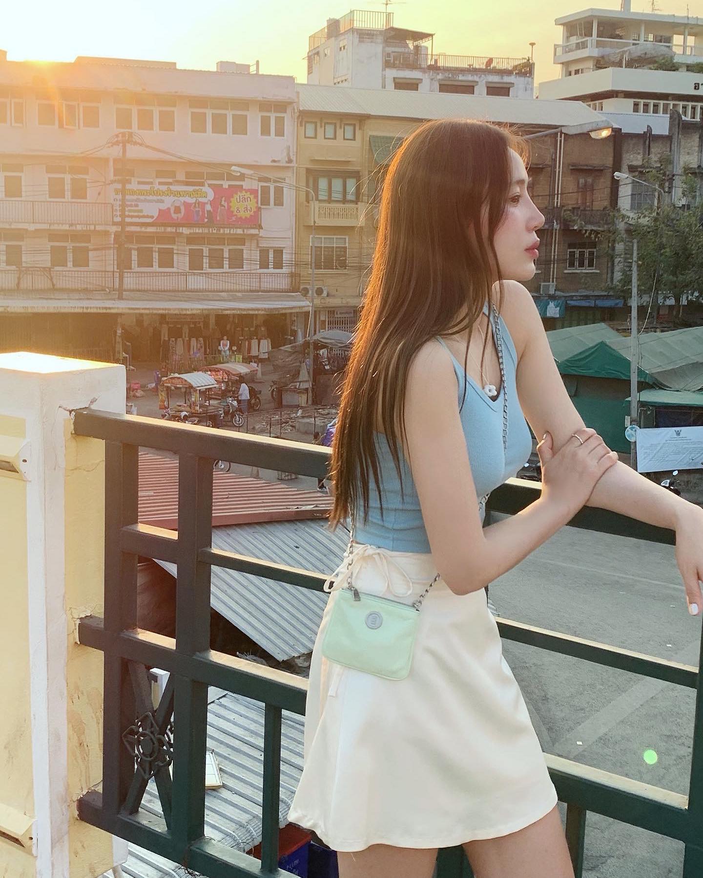 10 cách mặc chân váy giúp phong cách đi du lịch nổi bật hơn-8