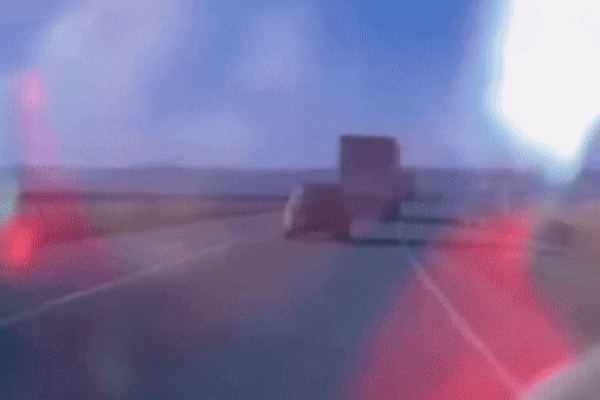 Ô tô vượt ẩu bị xe tải tông trực diện, nữ tài xế cùng 1 người tử vong