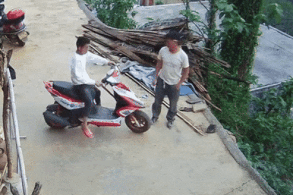 Xe máy bất ngờ lao vọt xuống vực, người đàn ông may mắn thoát nạn