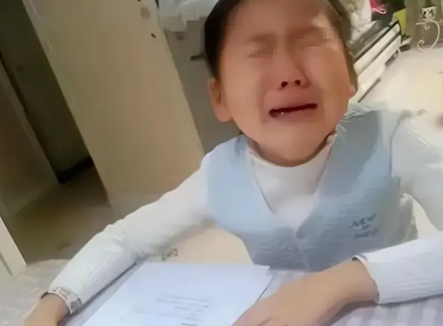 Bố họ Quan đặt tên cho con gái độc nhất vô nhị, cô giáo không dám gọi tên vì cả lớp sẽ phá lên cười-1