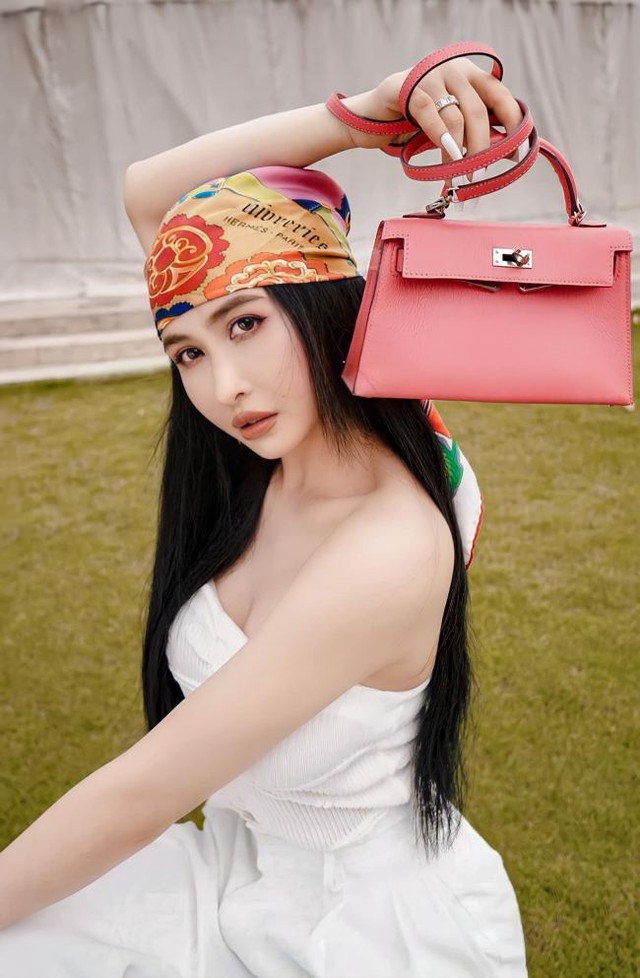 Vợ đại gia có nhiều siêu xe nhất nhì Việt Nam: Cuộc sống sang chảnh không ai bằng, sở hữu chiếc đồng hồ cả thế giới chỉ có 7 chiếc-1