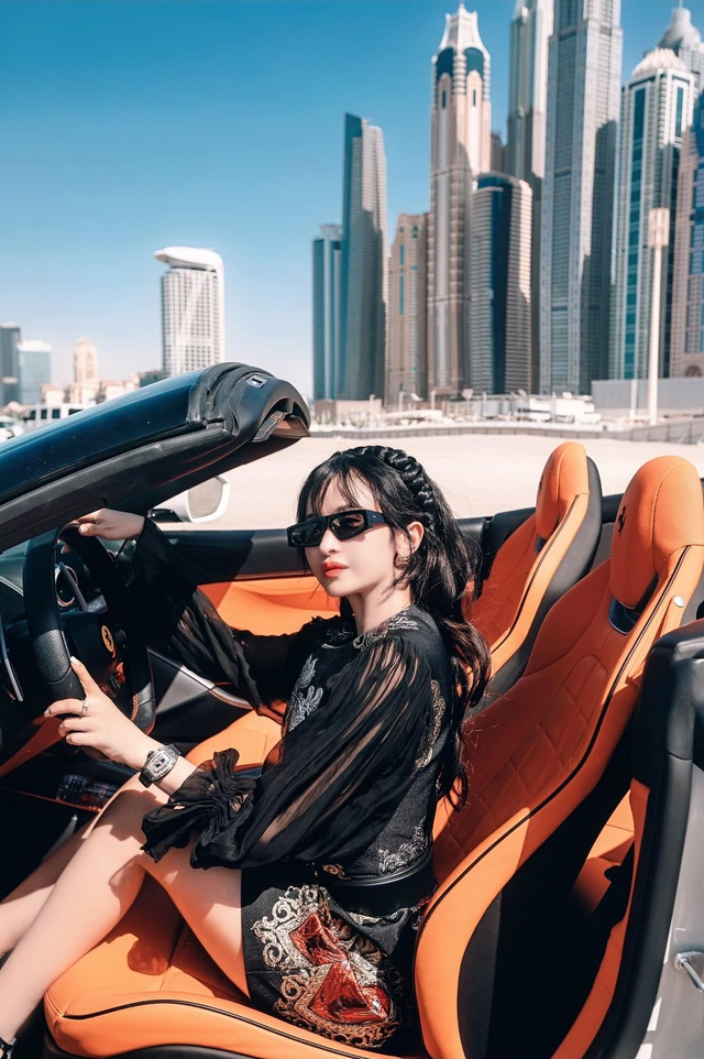 Vợ đại gia có nhiều siêu xe nhất nhì Việt Nam: Cuộc sống sang chảnh không ai bằng, sở hữu chiếc đồng hồ cả thế giới chỉ có 7 chiếc-2