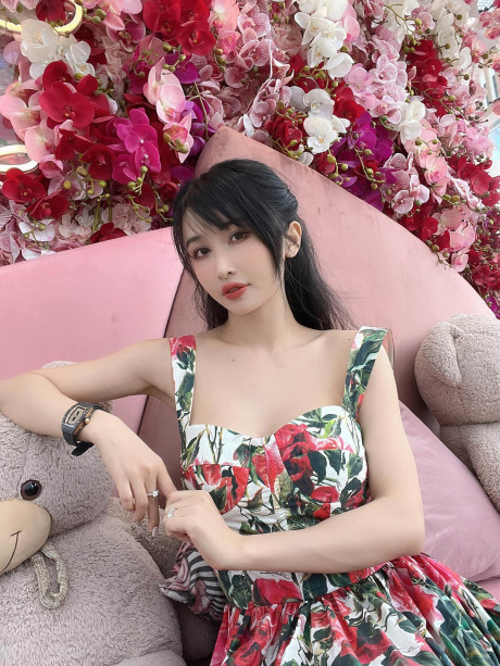 Vợ đại gia có nhiều siêu xe nhất nhì Việt Nam: Cuộc sống sang chảnh không ai bằng, sở hữu chiếc đồng hồ cả thế giới chỉ có 7 chiếc-6