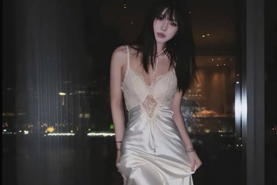 Con gái nam ca sĩ nổi tiếng trổ mã, gợi cảm ở tuổi 18, được mẹ kế nuôi dạy khéo đến nỗi mẹ ruột ghen tỵ, lên báo tố cáo