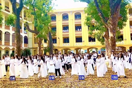 3 phút trầm trồ với màn dân vũ 'đắt giá' tại ngôi trường có view đẹp nhất Hà Nội: Khi áo dài gặp mùa lá rụng!