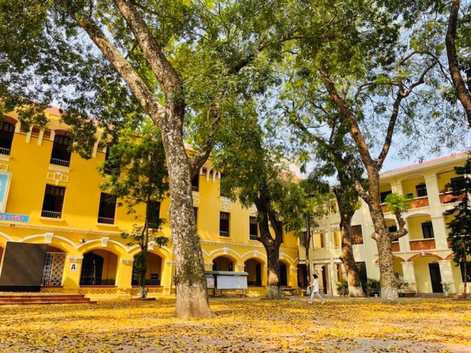 3 phút trầm trồ với màn dân vũ đắt giá tại ngôi trường có view đẹp nhất Hà Nội: Khi áo dài gặp mùa lá rụng!-4