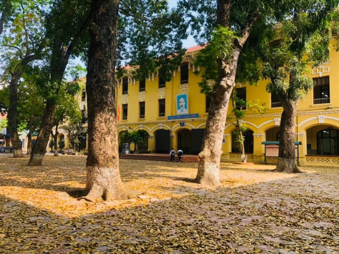 3 phút trầm trồ với màn dân vũ đắt giá tại ngôi trường có view đẹp nhất Hà Nội: Khi áo dài gặp mùa lá rụng!-3