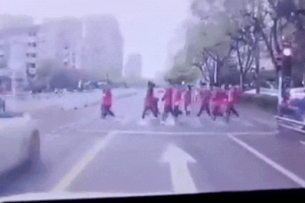 Clip: Đi bộ sang đường, 1 học sinh bị ô tô tông tử vong