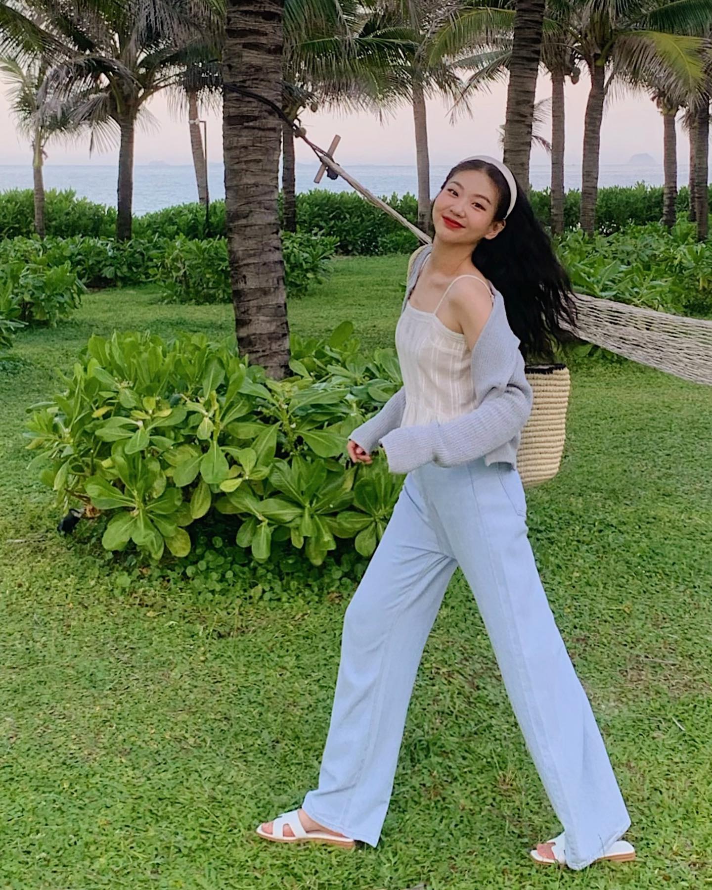 10 cách diện quần dài trẻ trung, nổi bật khi đi du lịch-3