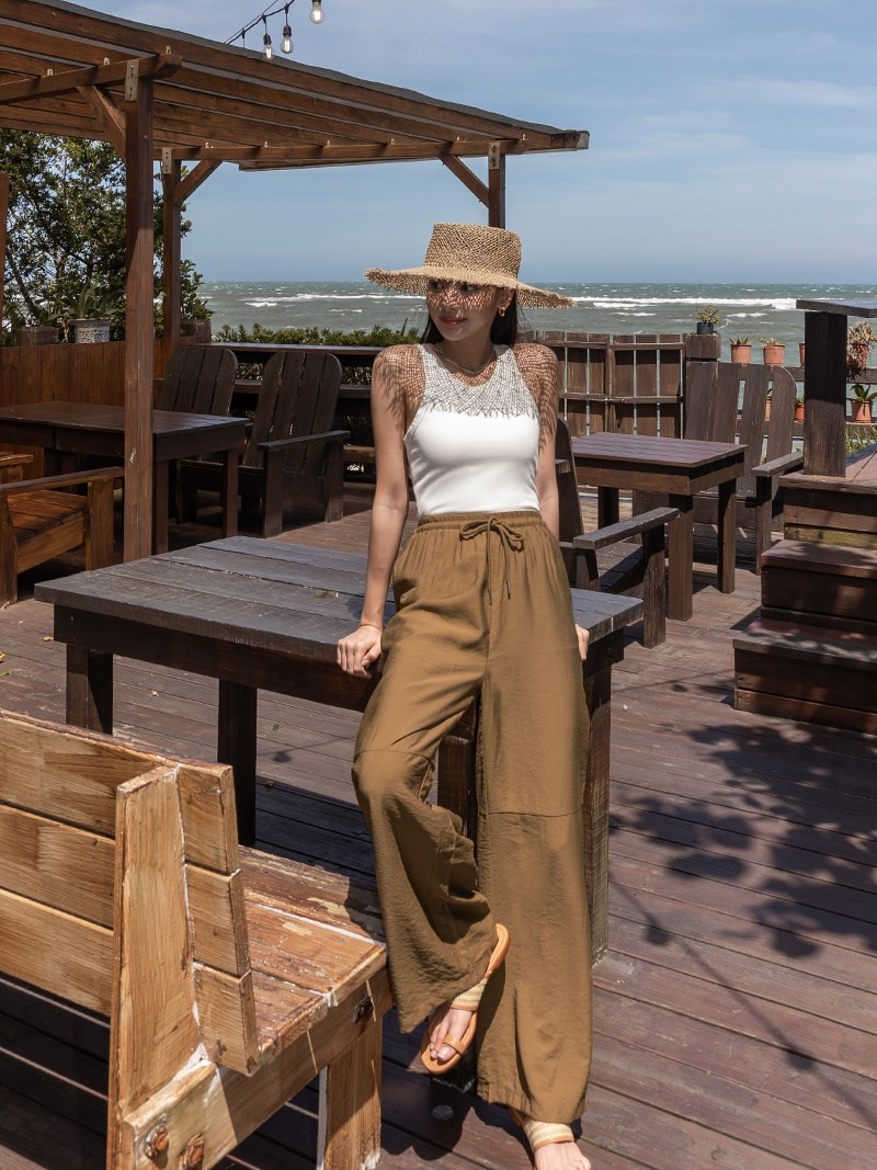 10 cách diện quần dài trẻ trung, nổi bật khi đi du lịch-10