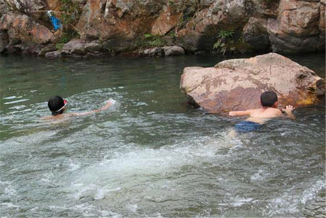 Đi tắm sông với bố, bé trai 6 tuổi bị cuốn chân vào hang động lạ: Cổ vật 2.500 năm được tìm thấy, chính quyền cấm túc cả gia đình-1