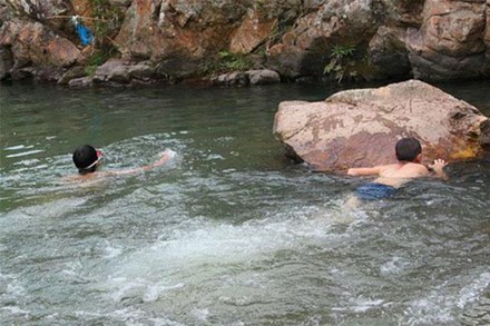 Đi tắm sông với bố, bé trai 6 tuổi bị cuốn chân vào hang động lạ: Cổ vật 2.500 năm được tìm thấy, chính quyền cấm túc cả gia đình