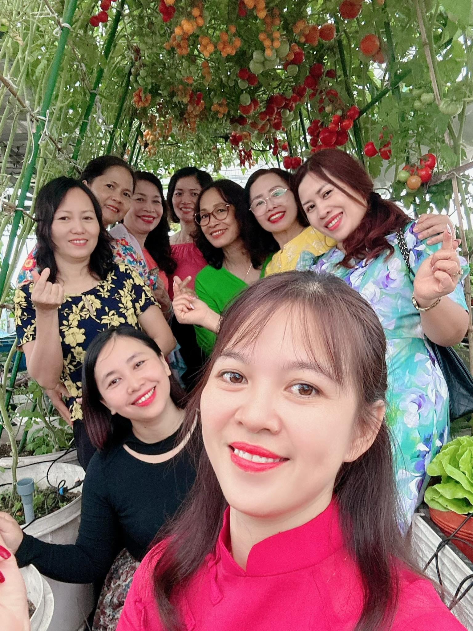 Mẹ đảm mê trồng cây sân thượng: Rau củ ăn quanh năm không hết phải mang tặng, vườn đẹp đến nỗi đồng nghiệp lẫn học sinh mầm non đến check-in-24