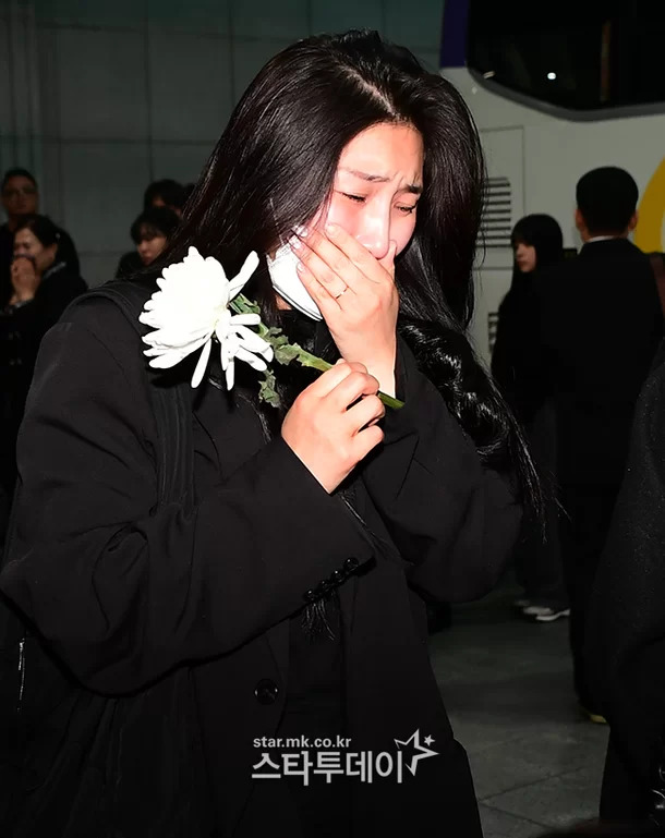 Lễ đưa tang Park Bo Ram: Mỹ nhân Kara gục khóc xót xa, nam ca sĩ Winner cùng dàn sao nghẹn ngào tiễn biệt-9