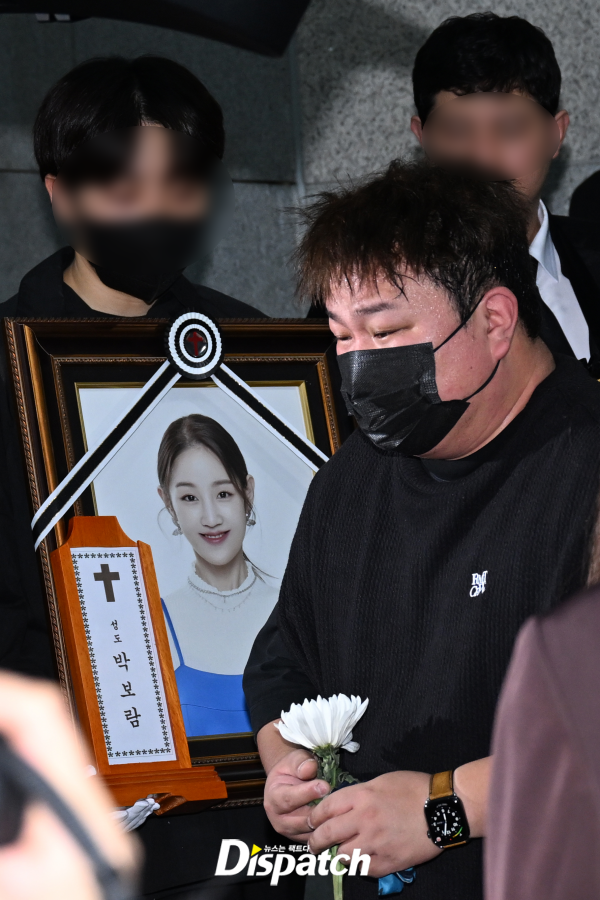 Lễ đưa tang Park Bo Ram: Mỹ nhân Kara gục khóc xót xa, nam ca sĩ Winner cùng dàn sao nghẹn ngào tiễn biệt-11