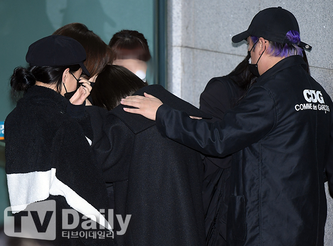 Lễ đưa tang Park Bo Ram: Mỹ nhân Kara gục khóc xót xa, nam ca sĩ Winner cùng dàn sao nghẹn ngào tiễn biệt-2