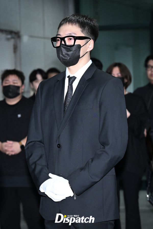 Lễ đưa tang Park Bo Ram: Mỹ nhân Kara gục khóc xót xa, nam ca sĩ Winner cùng dàn sao nghẹn ngào tiễn biệt-4