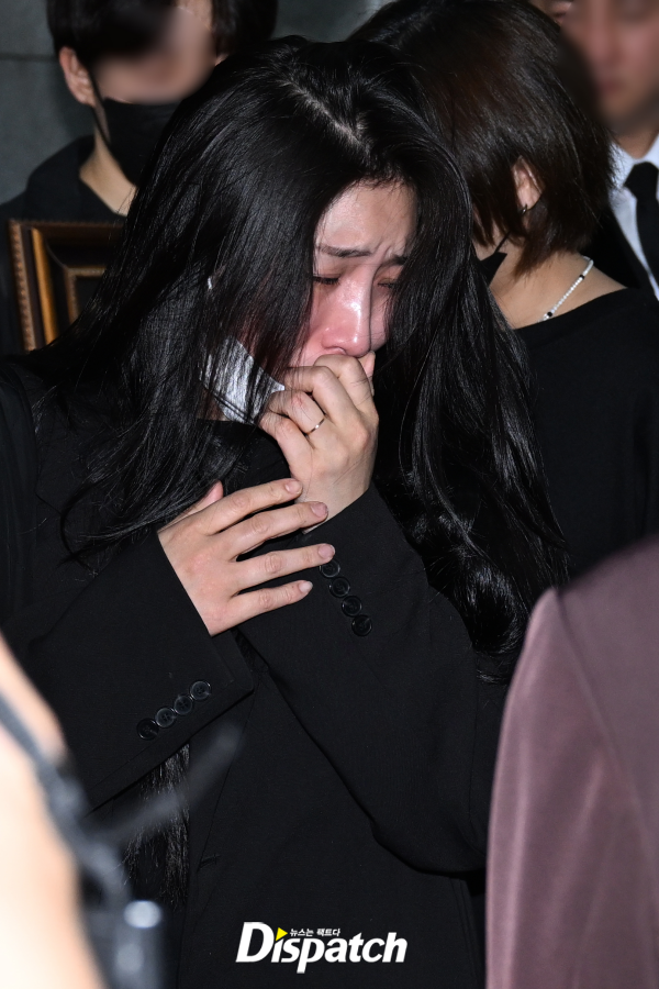 Lễ đưa tang Park Bo Ram: Mỹ nhân Kara gục khóc xót xa, nam ca sĩ Winner cùng dàn sao nghẹn ngào tiễn biệt-10