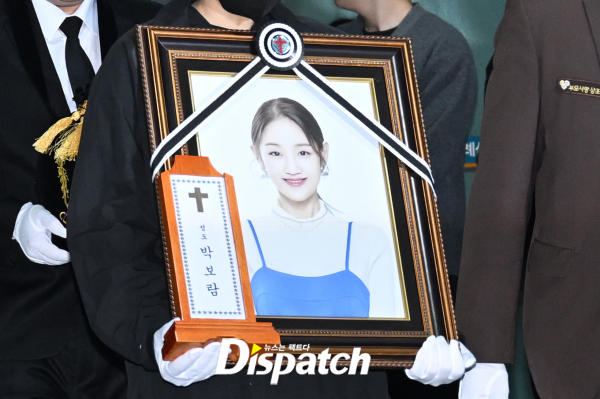 Lễ đưa tang Park Bo Ram: Mỹ nhân Kara gục khóc xót xa, nam ca sĩ Winner cùng dàn sao nghẹn ngào tiễn biệt-14