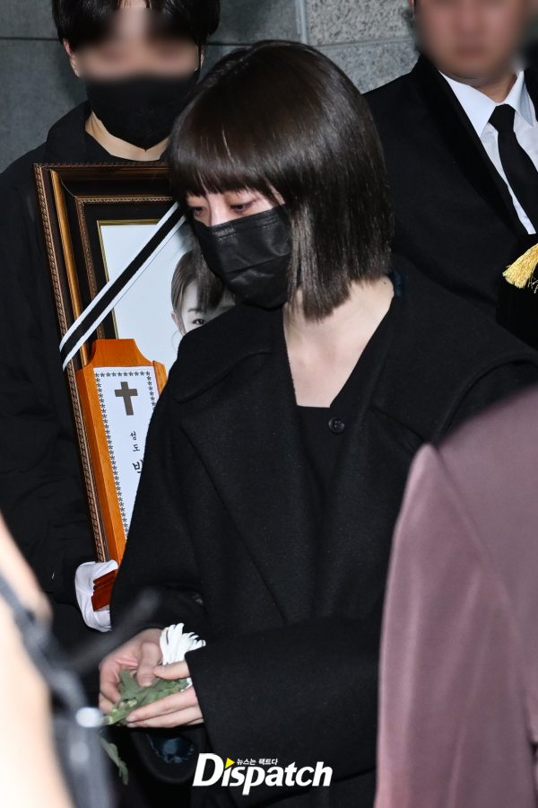 Lễ đưa tang Park Bo Ram: Mỹ nhân Kara gục khóc xót xa, nam ca sĩ Winner cùng dàn sao nghẹn ngào tiễn biệt-1