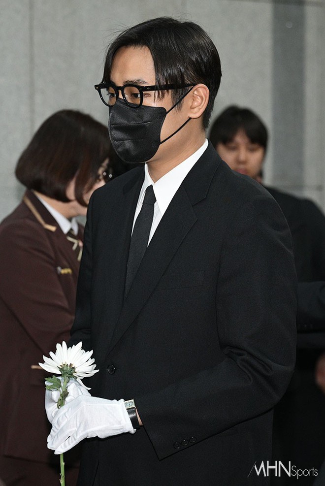 Lễ đưa tang Park Bo Ram: Mỹ nhân Kara gục khóc xót xa, nam ca sĩ Winner cùng dàn sao nghẹn ngào tiễn biệt-12