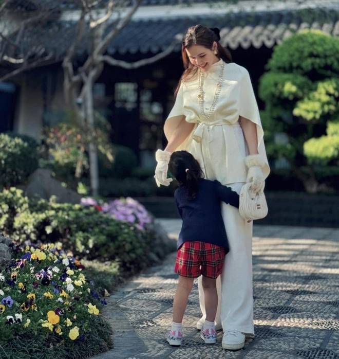 Phu nhân tập đoàn nghìn tỷ Phanh Lee 2 năm cấn bầu 2 lần, cảnh bỉm sữa không sướng như dân tình nghĩ-1