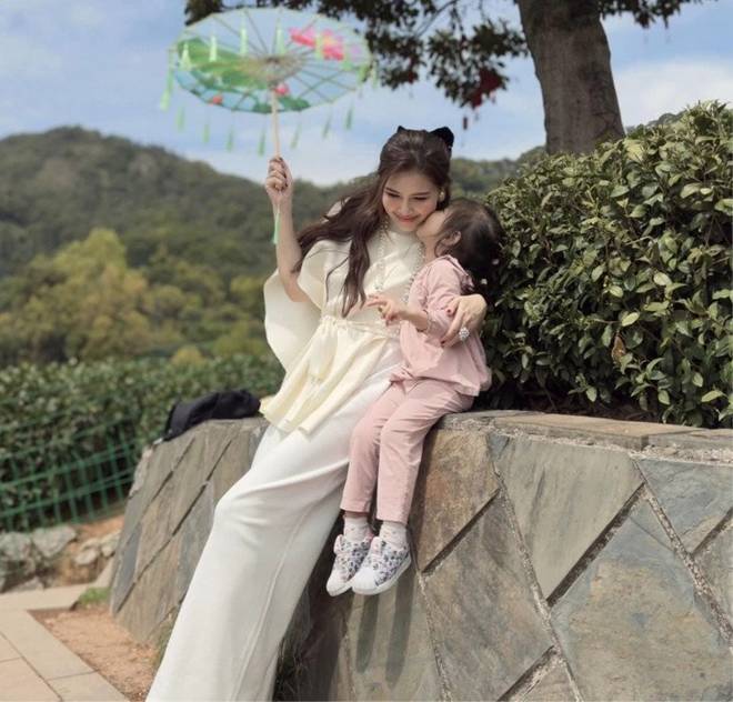 Phu nhân tập đoàn nghìn tỷ Phanh Lee 2 năm cấn bầu 2 lần, cảnh bỉm sữa không sướng như dân tình nghĩ-4