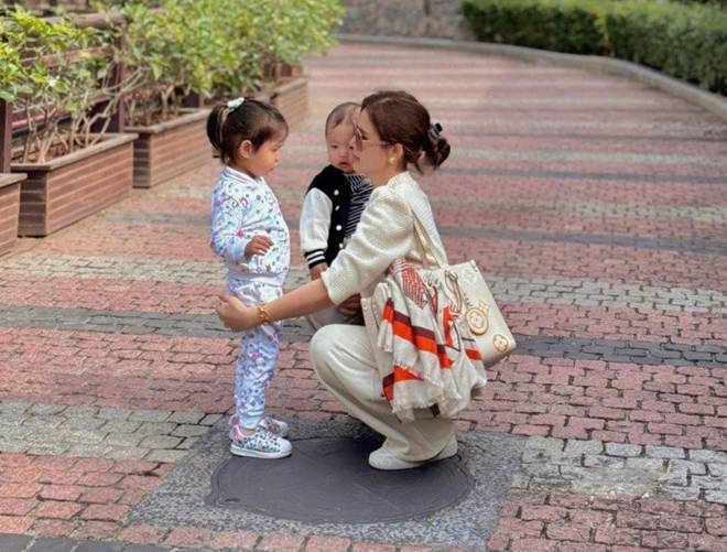 Phu nhân tập đoàn nghìn tỷ Phanh Lee 2 năm cấn bầu 2 lần, cảnh bỉm sữa không sướng như dân tình nghĩ-6